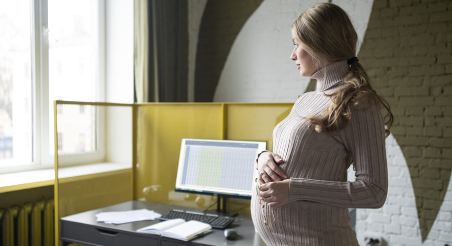 Россиянки сталкиваются с негативной реакцией работодателя на беременность фото