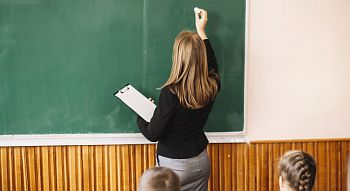 Два законопроекта о повышении зарплат педагогам планируется рассмотреть в Госдуме фото
