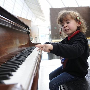 Лучше всего учиться музыке с раннего возраста в детстве фото