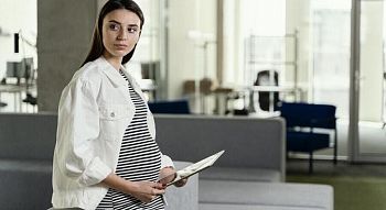 Можно ли уволить беременную женщину, работающую на декретном месте фото