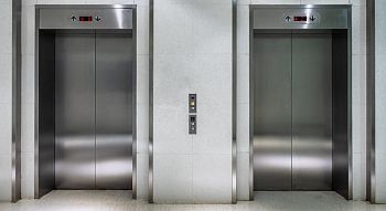 Обобщены типовые нарушения, приводящие к авариям лифтов фото