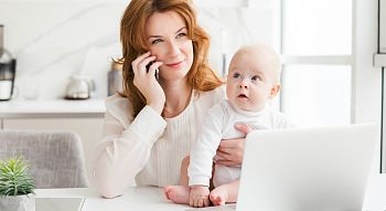 женщина с ребенком работает